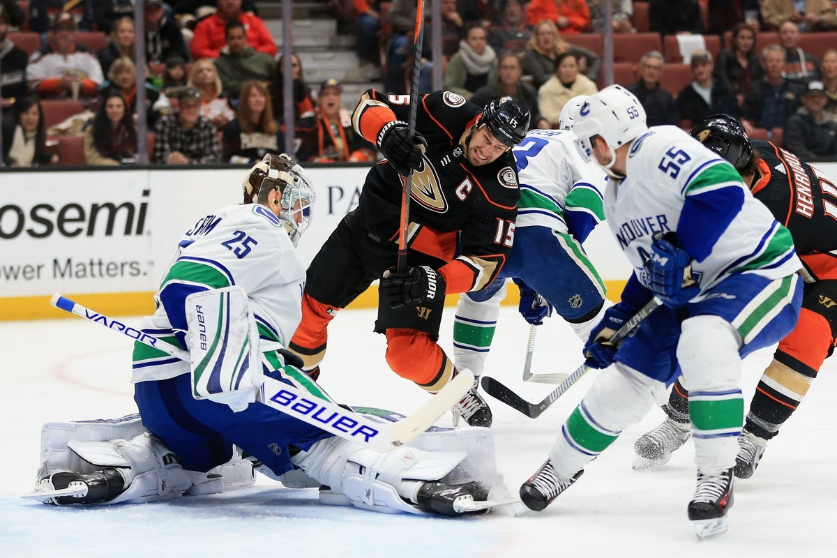 Тафгай в хоккее. Анахайм дакс ванкувер кэнакс матч. Элиас петтерссон хоккеист. Анахайм дакс ванкувер кэнакс матч. Анахайм дакс ванкувер кэнакс матч.